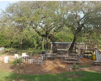 Bait House, a Rustic Tiny House - Marble Falls - Terasa