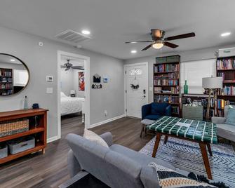 Charming Pet Friendly Concord Retreat 3 Bedroom Home - Concord - Living room