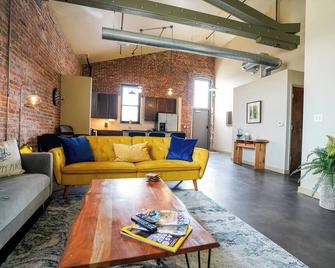 Industrial Escape - Lawrence - Living room