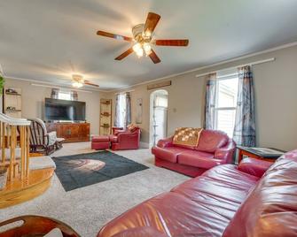 Cozy Iowa Getaway with Patio and Fenced-In Yard! - Dyersville - Living room