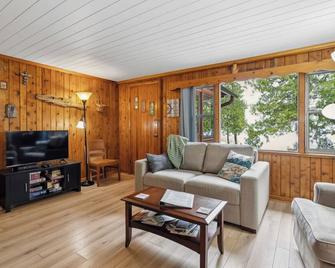 Stony Shore Cabin by Simple Life Rentals - Sturgeon Bay - Living room