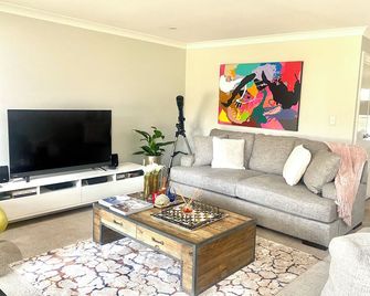 Luxurious, Cosy & Relaxed Apartment with Spa - Robertson - Living room