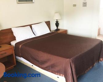 Village Motel - Ellenville - Bedroom