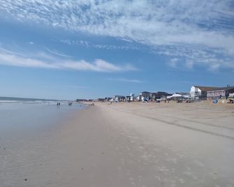 Steps to Beach Entrance #7, 1st floor, 2 Bedrooms, King Bed, Private deck/grill - Salisbury - Strand