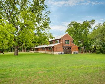 Coyote Creek Ranch - Rustic Family Reunion Ranch Or Wedding Venue - Cleburne - Budova