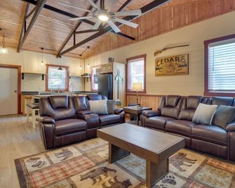 Lakefront Bull Shoals Cabin Rental Pets - Bull Shoals - Living room