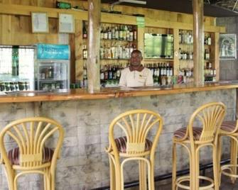 Trotters Hotel - Kabati - Bar