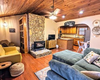 Stone Cottage - With Optional Hot Tub - Mountain View - Living room