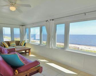 Beachfront Sunrise - Waterfront house w/ bay and refuge views Sleeps 6-8 people - Milford - Sala de estar
