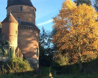 cottage in the park of a castle(manor) - Samer