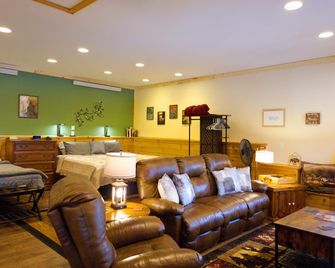 Bison Pines-Peace & Quiet South of Custer on 51 acres. No Cleaning Fee! - Hot Springs - Living room