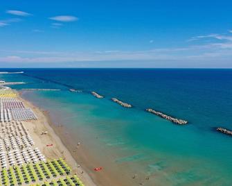 Amadei Hotel Figaro & Apartments - פזארו - חוף