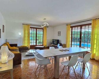 Splendide maison pour 10 personnes avec piscine privée et grands espaces ! - Béziers - Comedor