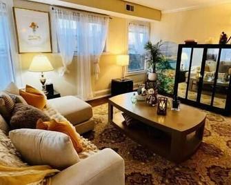 Beautiful Home - Cleveland Heights - Living room