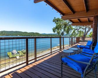 2. Boat House (on private peninsula with dock) - Bradley - Balcón