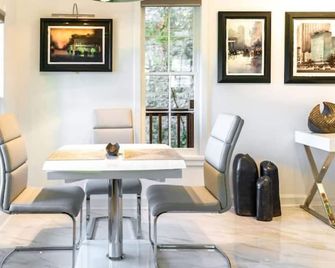 Private Luxury Suite with Hot Tub Downtown Eureka Springs - Eureka Springs - Comedor