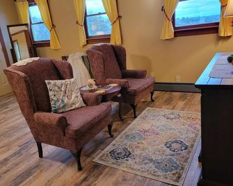 Moonlight Manor Bed & Breakfast - Floyd - Living room