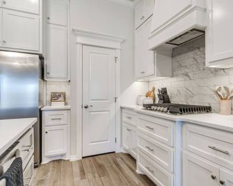 Villa Valeria Way Stylish Family Living - Edmond - Kitchen