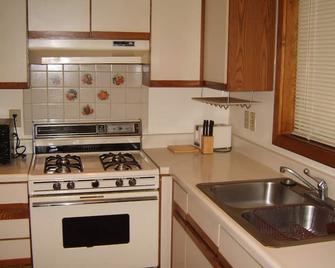 2-bedroom condo just 13 minutes walk to Franklin Street - Chapel Hill - Kitchen