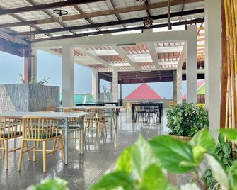 Kep Sea View Hotel & Sky Bar - Kep - Binnenhof