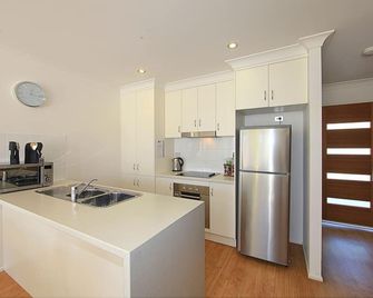 Alexandra Apartments - Bundaberg - Kitchen