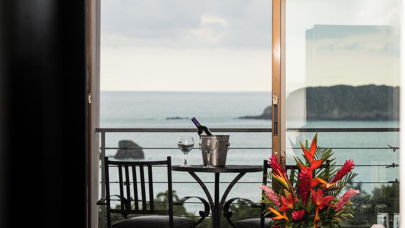 El Faro Containers Beach Hotel