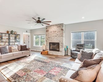 Sprawling Wisconsin Dells Home w/ Deck & Fire Pit - Wisconsin Dells - Olohuone