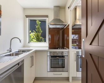 Luxury Retreat, amazing swim spa, wifi,central location - Taupo - Cuisine