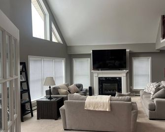 Enjoyable 5-bedroom house with WiFi in charming Cortland - Cortland - Living room