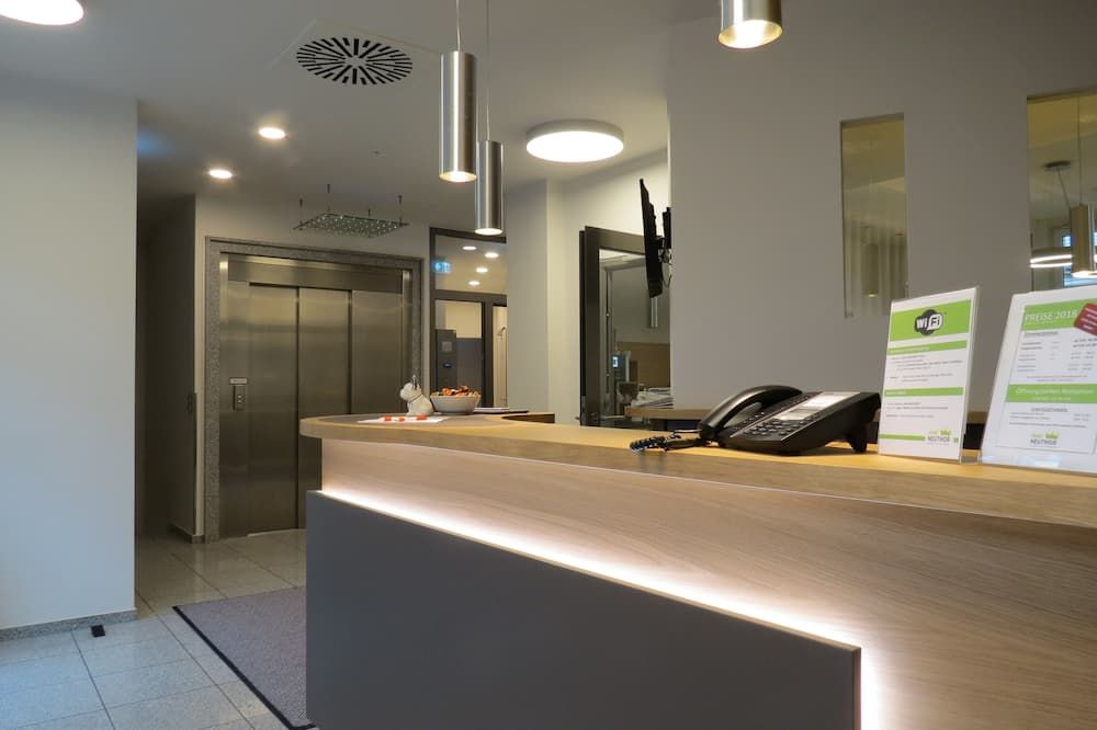 Hotel Neuthor - אולם - דלפק קבלה