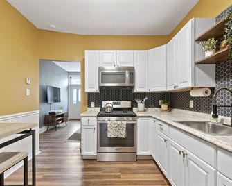 Trendy Fishtown Mid-Century Modern Inspired Home - Philadelphia - Kitchen