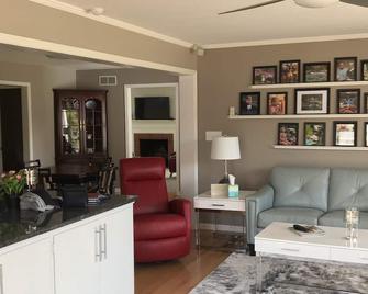 J & N Spacious & Cozy Home, Columbus Indiana - Columbus - Living room