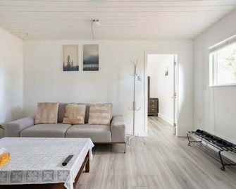 Quite And Convenient 1 Bed 1 Living Fiber Gig Wifi/Ac/Parking/Near Yvr - Richmond - Sala de estar