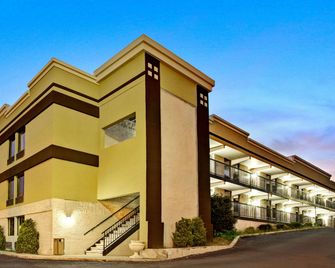 Super 8 by Wyndham Raleigh Downtown - Raleigh - Edificio