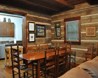 Restored1850s log cabin, with gazebo and gardens! 1 mile to downtown Weaverville - Weaverville - Dining room