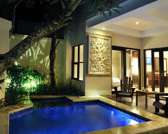 Sari Villa Sanur Beach - דנפסאר - בריכה