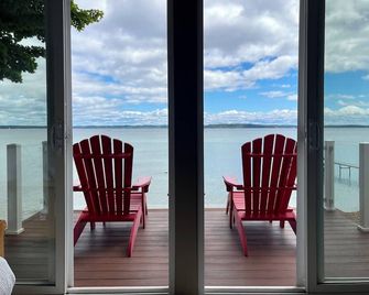 Beautiful Cottage on the Water of Pristine West Bay - Suttons Bay - Balcón