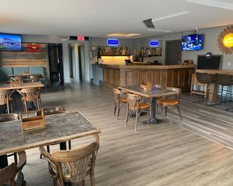 Stonehouse Motel and Restaurant - Труро - Бар