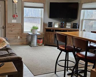Rudy's Place: Near Hamilton Quilt Town & Jamesport - Gallatin - Sala de estar