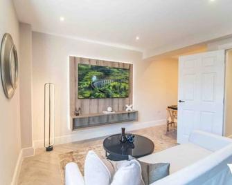 Velvet Apartments - 10 Park Square East - Leeds - Living room