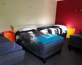 Stewart Island Backpackers - Halfmoon Bay - חדר שינה