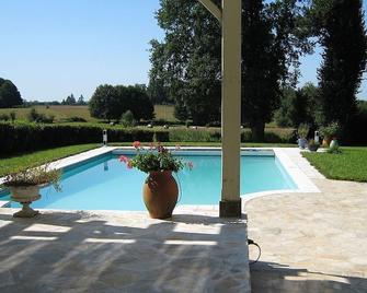 Old house - BIO heated pool - La Jonchère-Saint-Maurice - Piscina