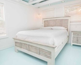 Key West Inspired Studio W/ Vaulted Cielings. Short Walk To The Beach! - Virginia Beach - Bedroom