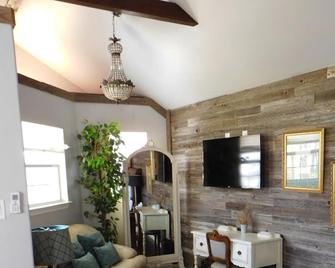 Lakefront Cabin, Lake Lewisville, Ski, Boat, Fish, Swim! 14+acres! - Little Elm - Bedroom