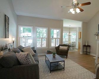 Close to Historic downtown Wake Forest and 20 min to Raleigh - Wake Forest - Living room