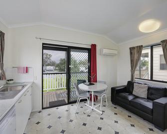 Dalby Tourist Park - Dalby - Living room