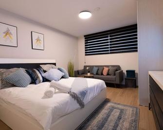 O&O Group - The SeaGate Estate suites - Suite 1 - Rishon LeZion - Bedroom