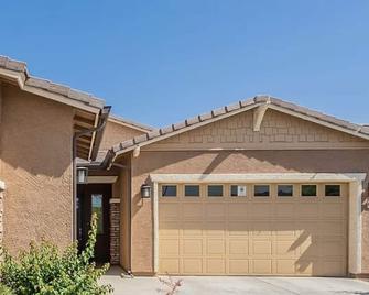 Luxurious Newer Modern Home 1.5 miles from State Farm Stadium/Westgate district. - Tolleson