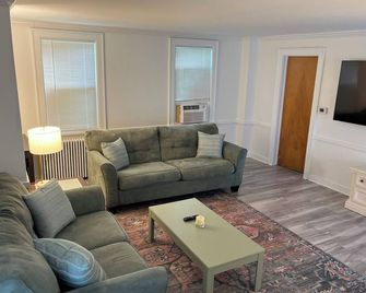 Cute Cottage 5 minutes from the Track - Saratoga Springs - Living room