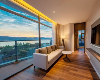 Holiday Inn Express Yichang Riverside By IHG - Yichang - Wohnzimmer